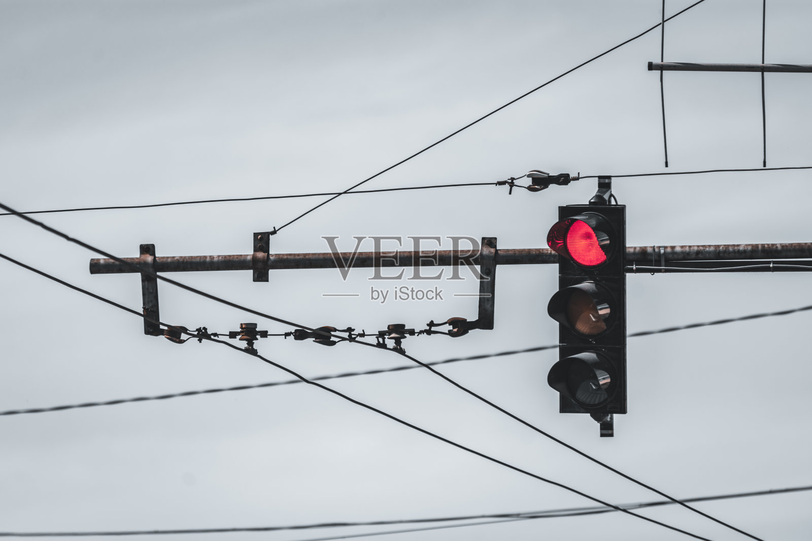 红灯信号从下面射出照片摄影图片