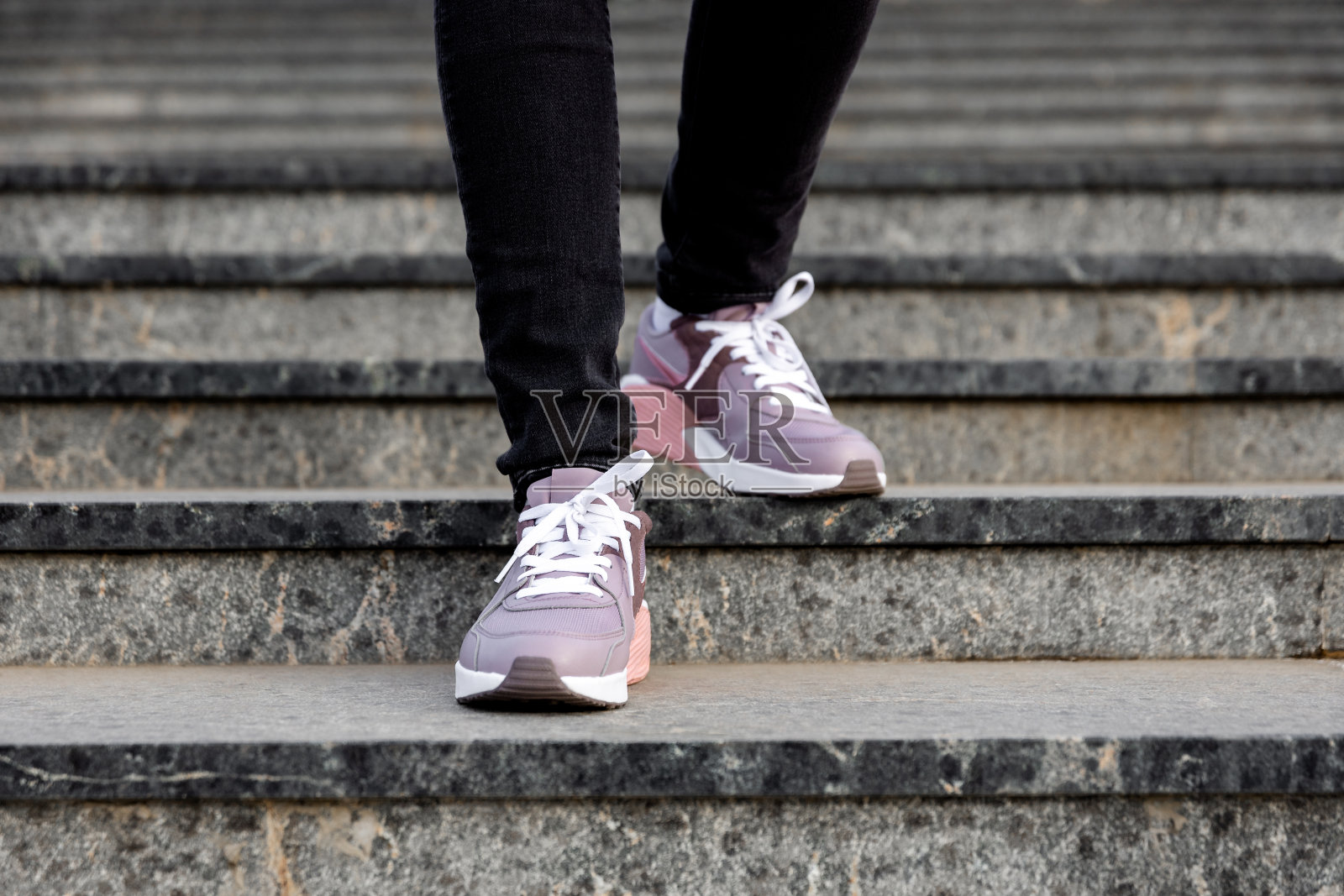 裁剪形象的女性腿在鞋照片摄影图片