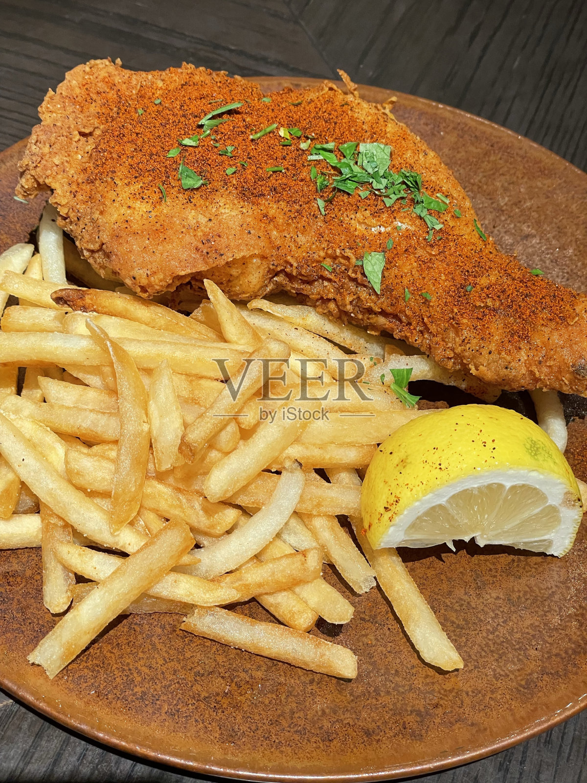 超辣的炸鸡和薯条照片摄影图片