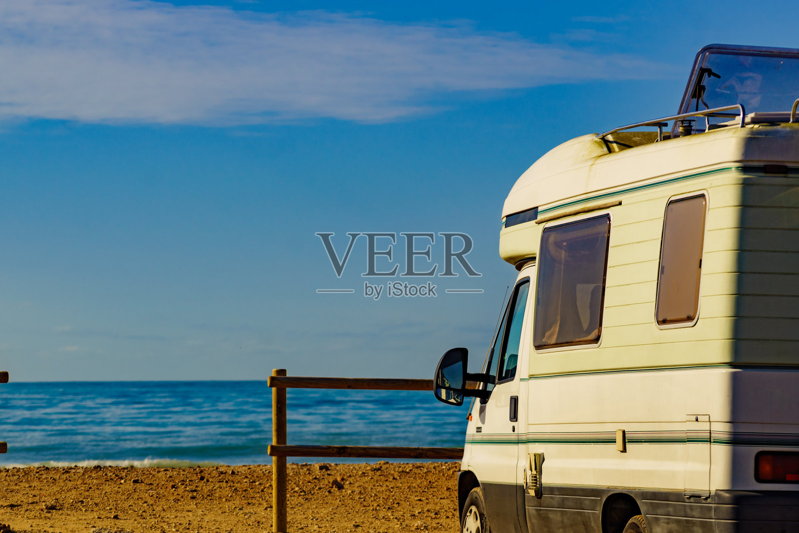 敞篷大篷车，车顶有可升起的窗户照片摄影图片