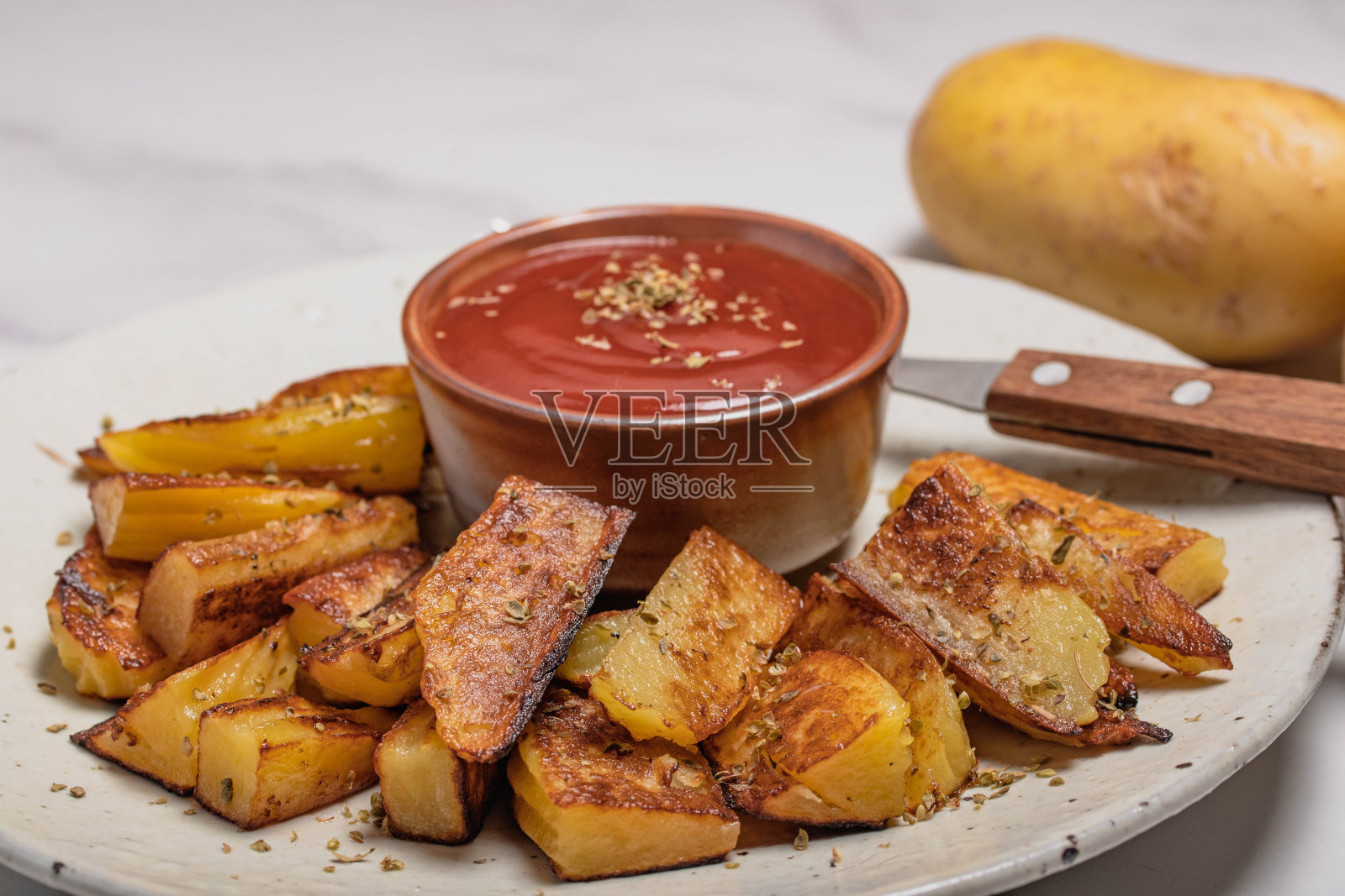 盐烤土豆配番茄酱。快餐店照片摄影图片