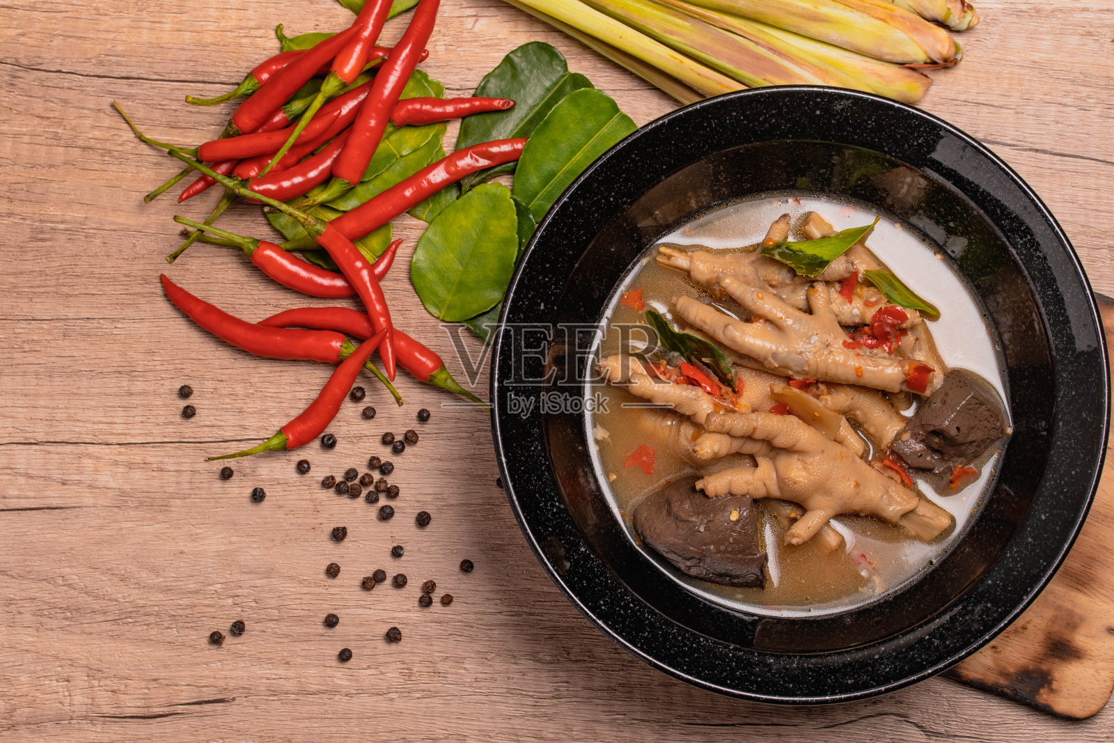 香辣鸡爪冬阴配鲜辣椒，柠檬草，青柠叶照片摄影图片