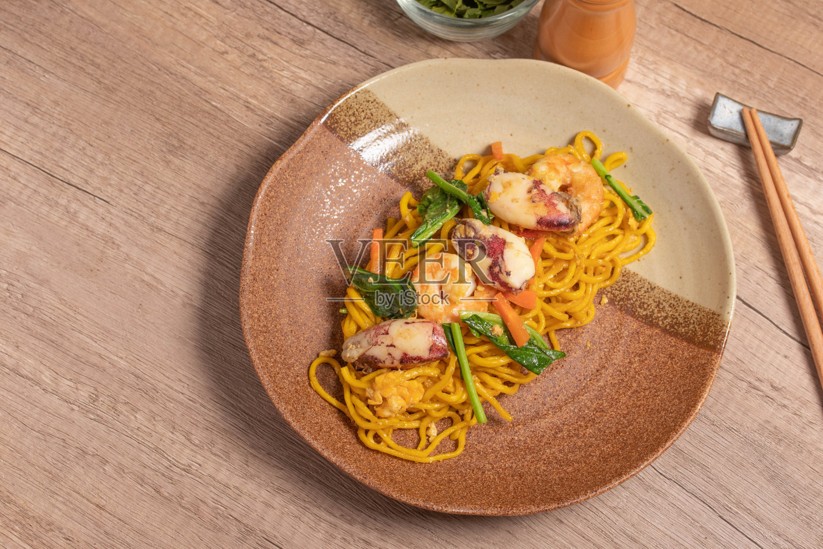 福建虾仁鱿鱼炒面照片摄影图片