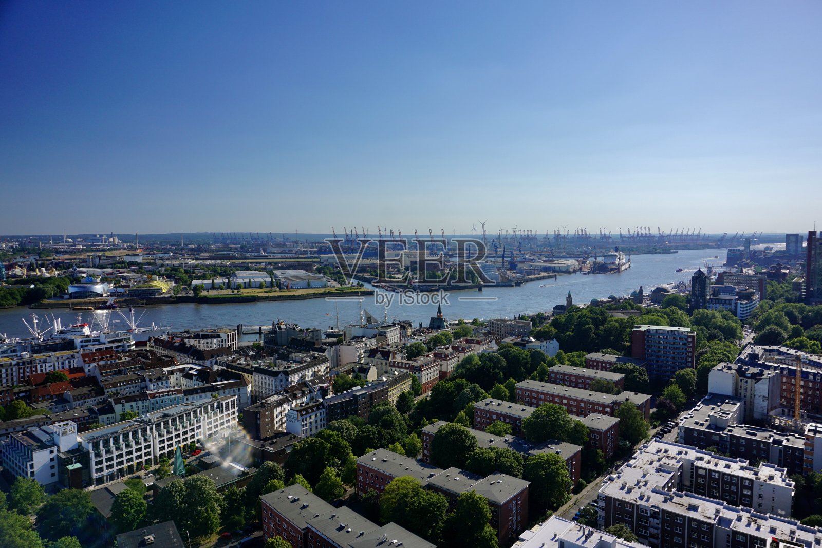 圣迈克尔教堂(德语:Hauptkirche Sankt Michaelis)，俗称米歇尔(德语:[ˈmɪçl̩])，是汉堡五大路德教会(Hauptkirchen)之一，也是该市最著名的教堂之一。照片摄影图片