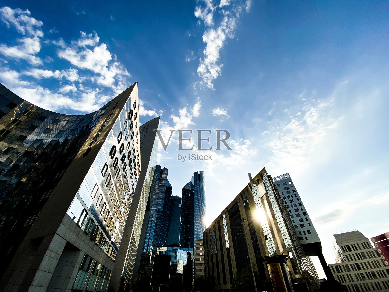 金融区的现代摩天大楼和写字楼照片摄影图片