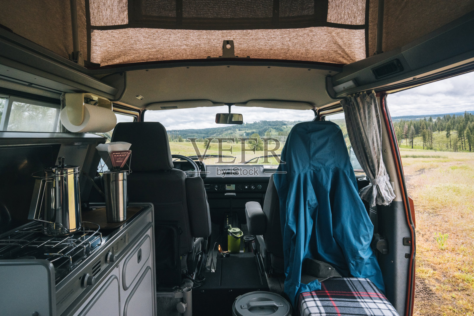 在露营车内的炉子顶咖啡壶照片摄影图片