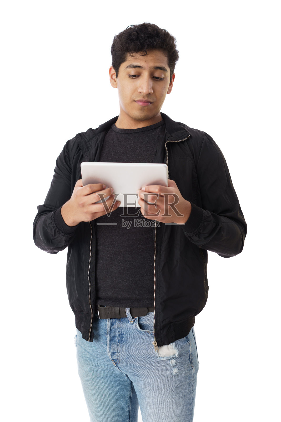 年轻的拉丁男人站着拿着电子平板照片摄影图片