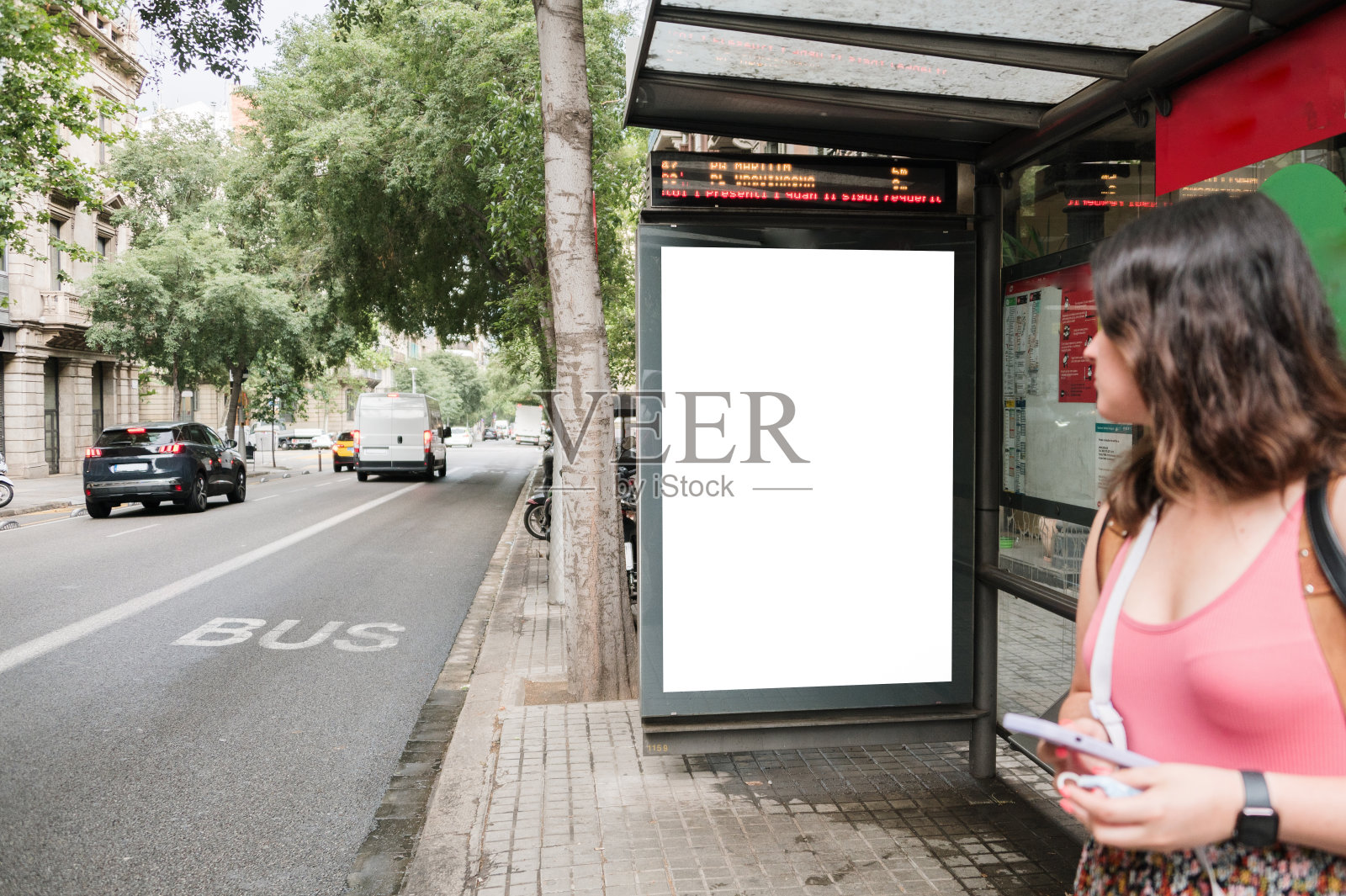 有空白广告牌的公交车站照片摄影图片