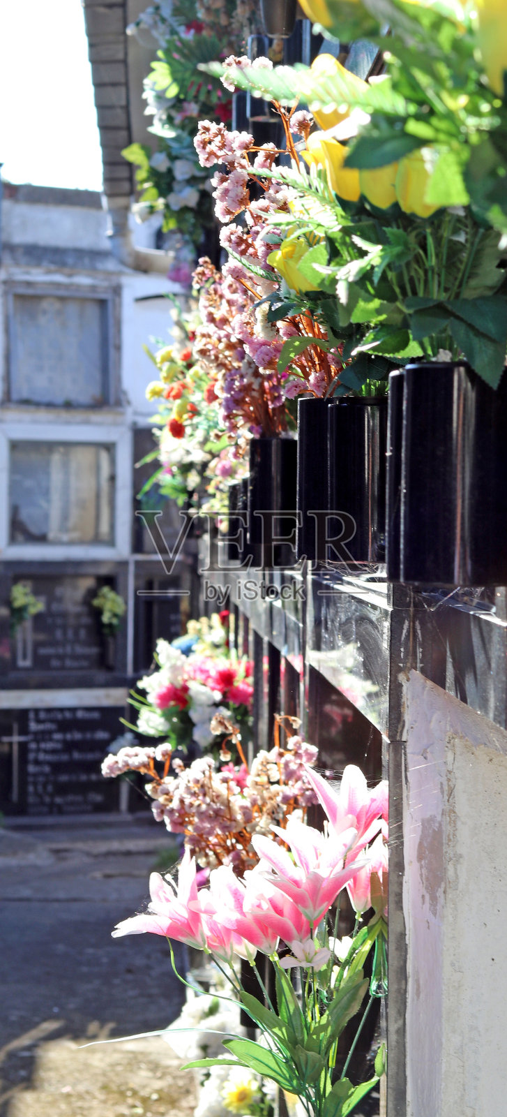 墓地壁龛里的花照片摄影图片