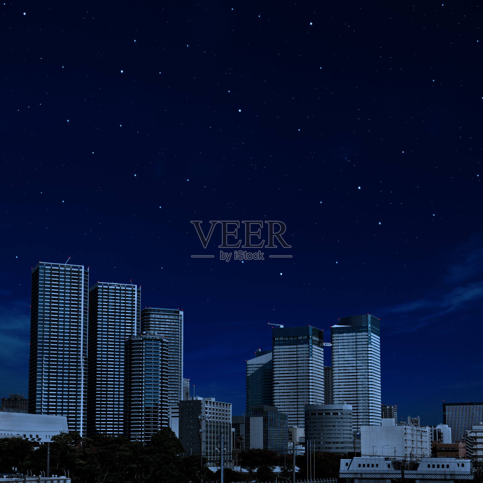 摩天大楼上方的天空中闪烁着许多星星照片摄影图片