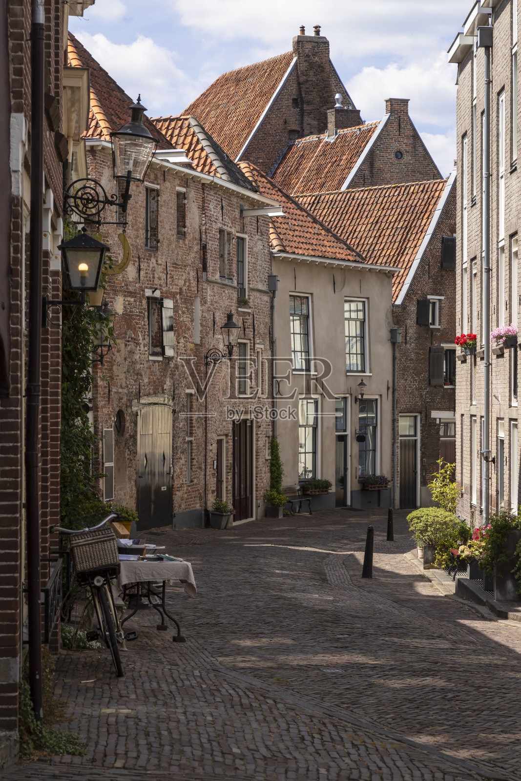 中世纪城市德文特尔市中心的一条街道。照片摄影图片