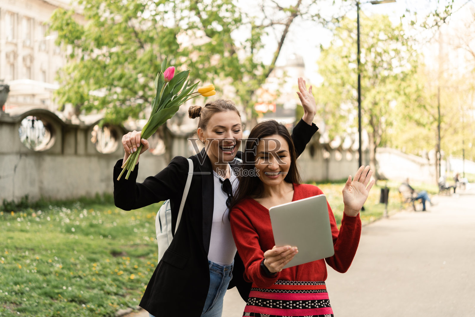 一个亚洲女人和她最好的朋友在户外用平板电脑视频通话照片摄影图片