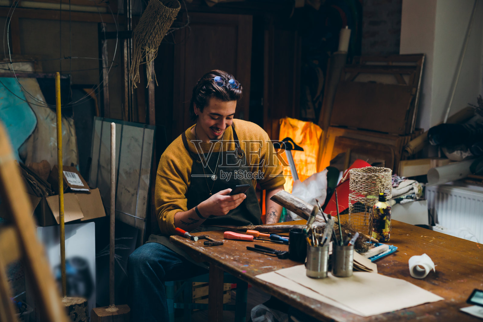 在他的工作室工作的人照片摄影图片