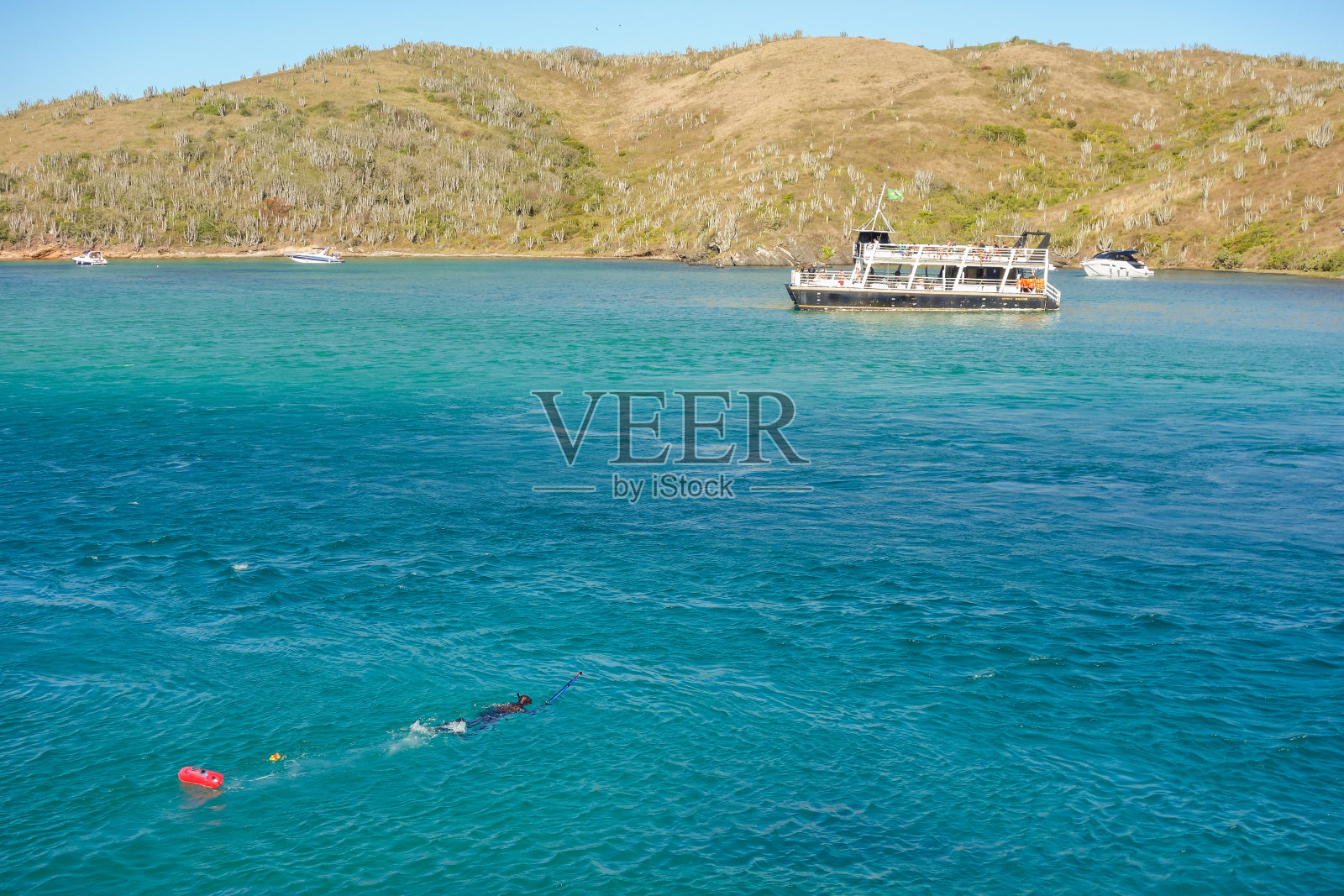 浮潜者借助浮标在海面上游泳照片摄影图片