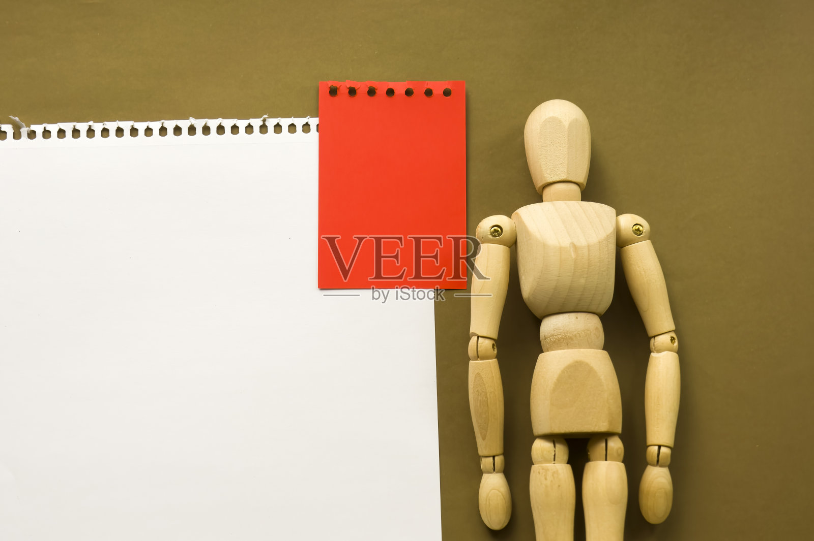 木制娃娃和一张白纸。木制人体模型与纸的概念，空白的空间。创造力和艺术。Copyspace照片摄影图片