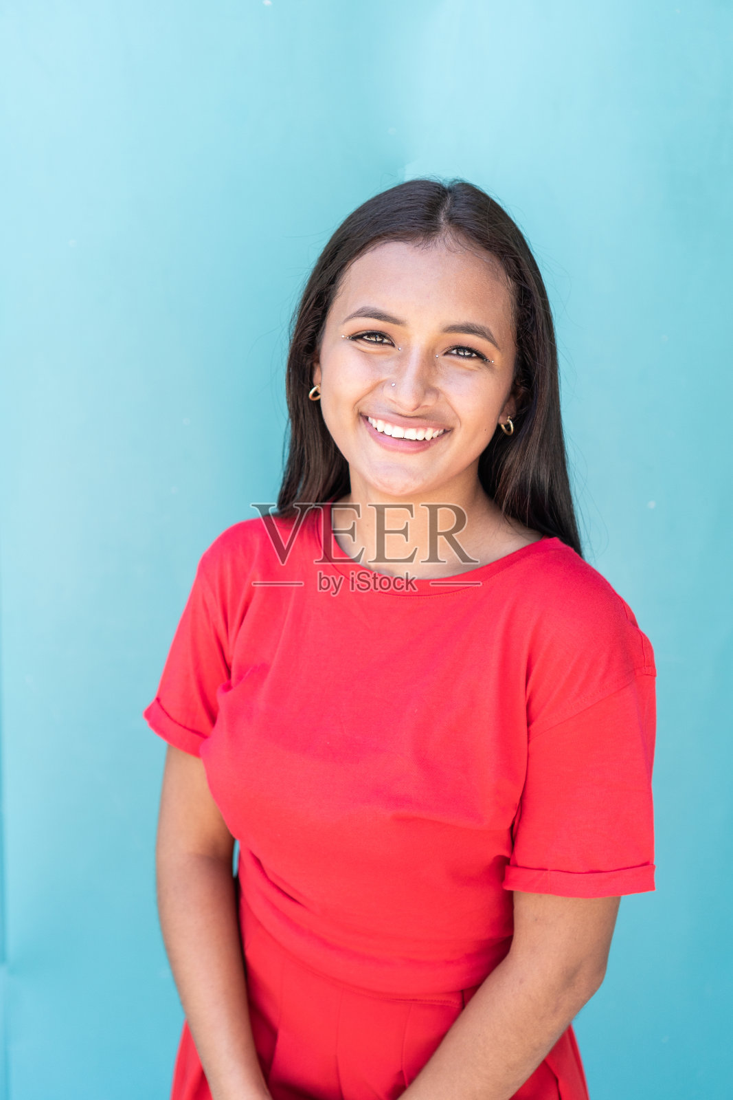 在街上微笑的拉丁女人。照片摄影图片