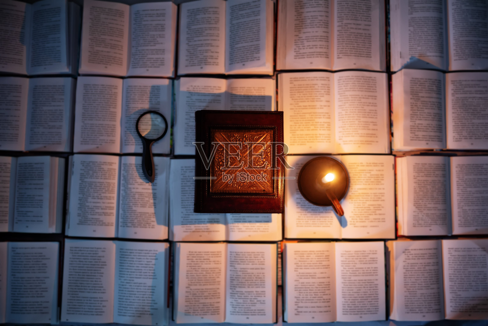 燃烧的蜡烛，一本神奇的书的背景书照片摄影图片