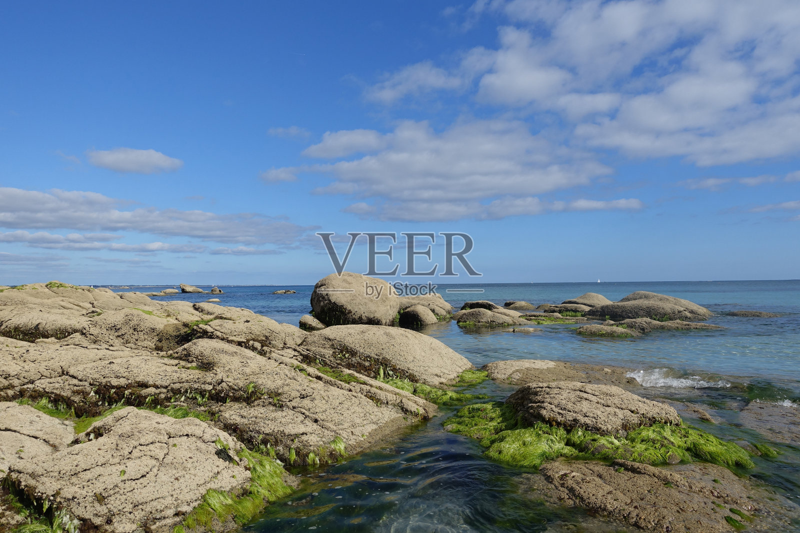 宁静的海岸线夏季岩石海岸宁静的场景旅游目的地布列塔尼Finistère法国照片摄影图片