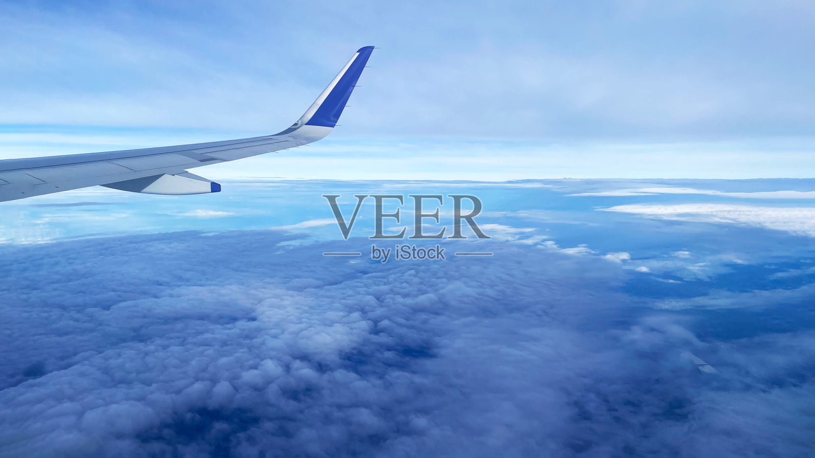 在云端飞翔照片摄影图片