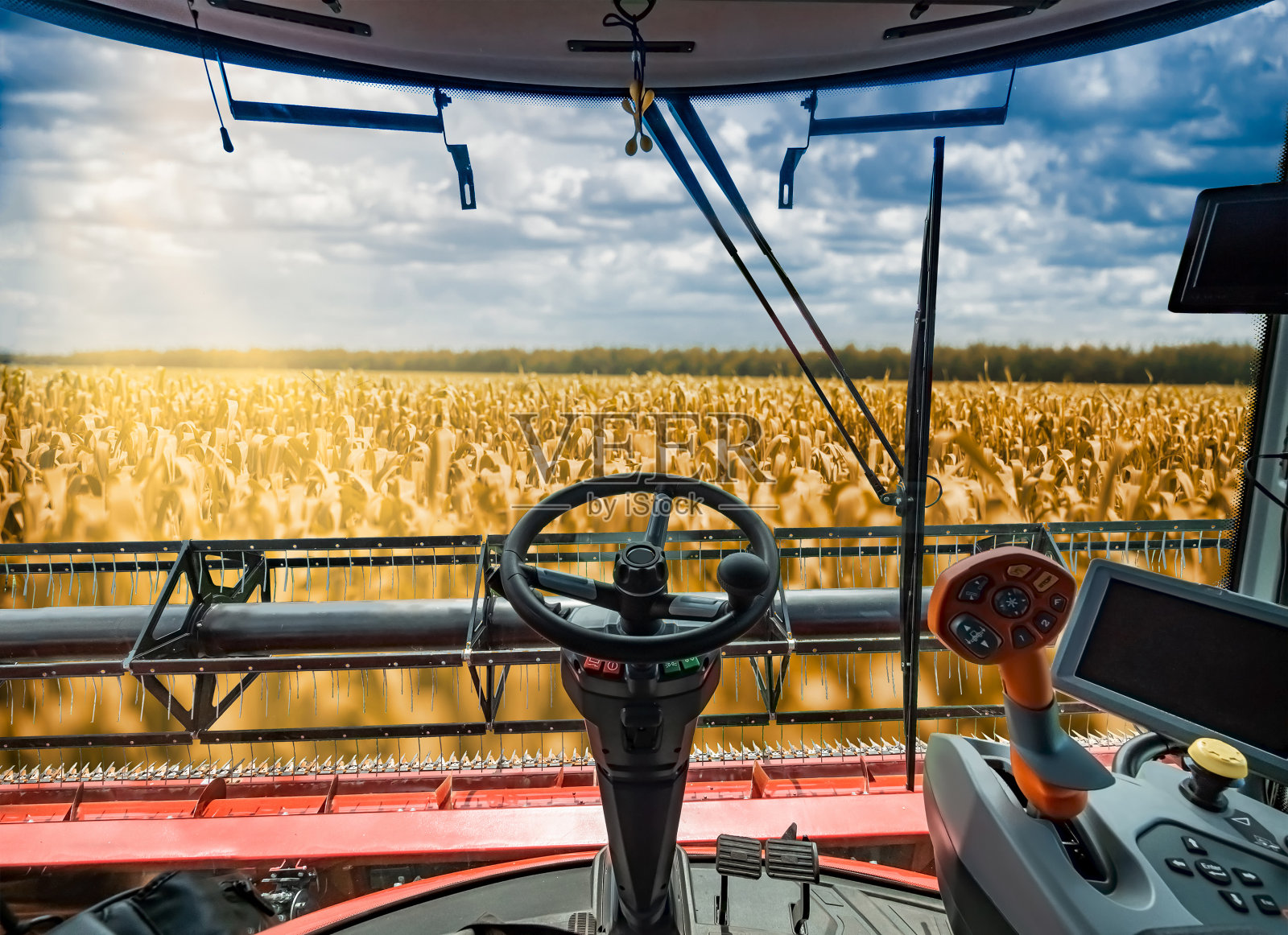 从田间收割机的箱体上看。农业和农业生产。现代农业机械。照片摄影图片