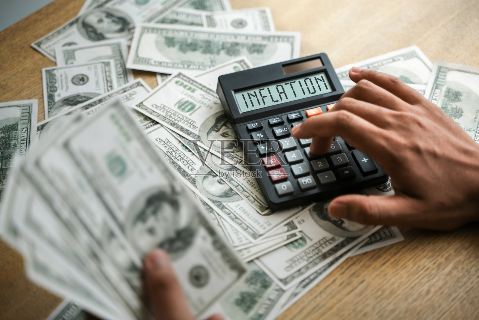 货币和计算器移动货币按计算器恶化经济或通货膨胀经营理念。照片摄影图片