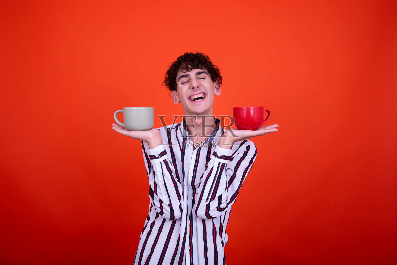 清晨。拿着热饮的搞笑男人。照片摄影图片