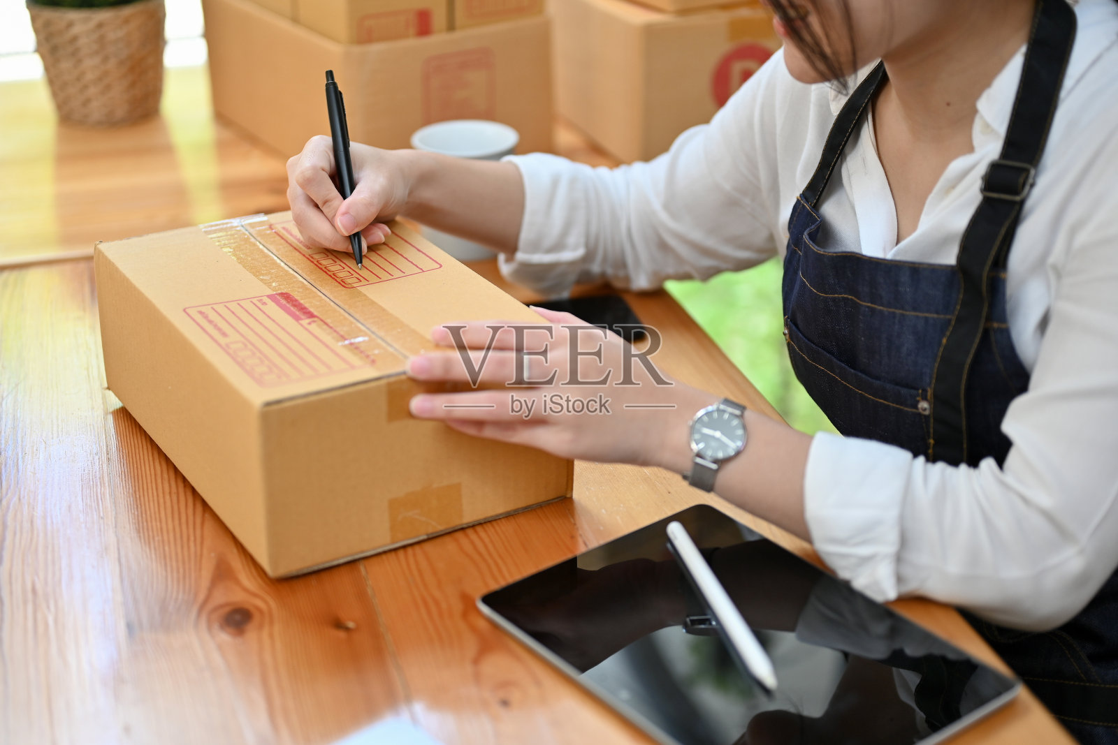 年轻的亚洲女性电子商务创业企业家正在准备她的货运包裹照片摄影图片