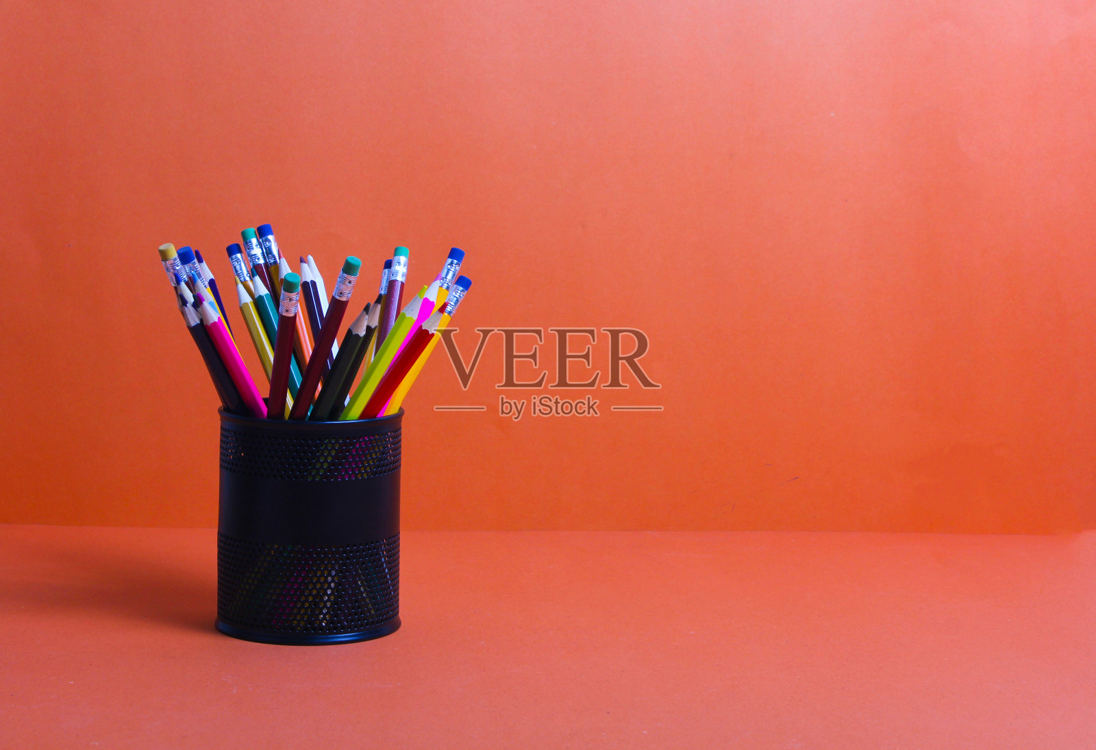 将多支或一束彩色铅笔放在一个罐子里，拷贝空间带回学校照片摄影图片