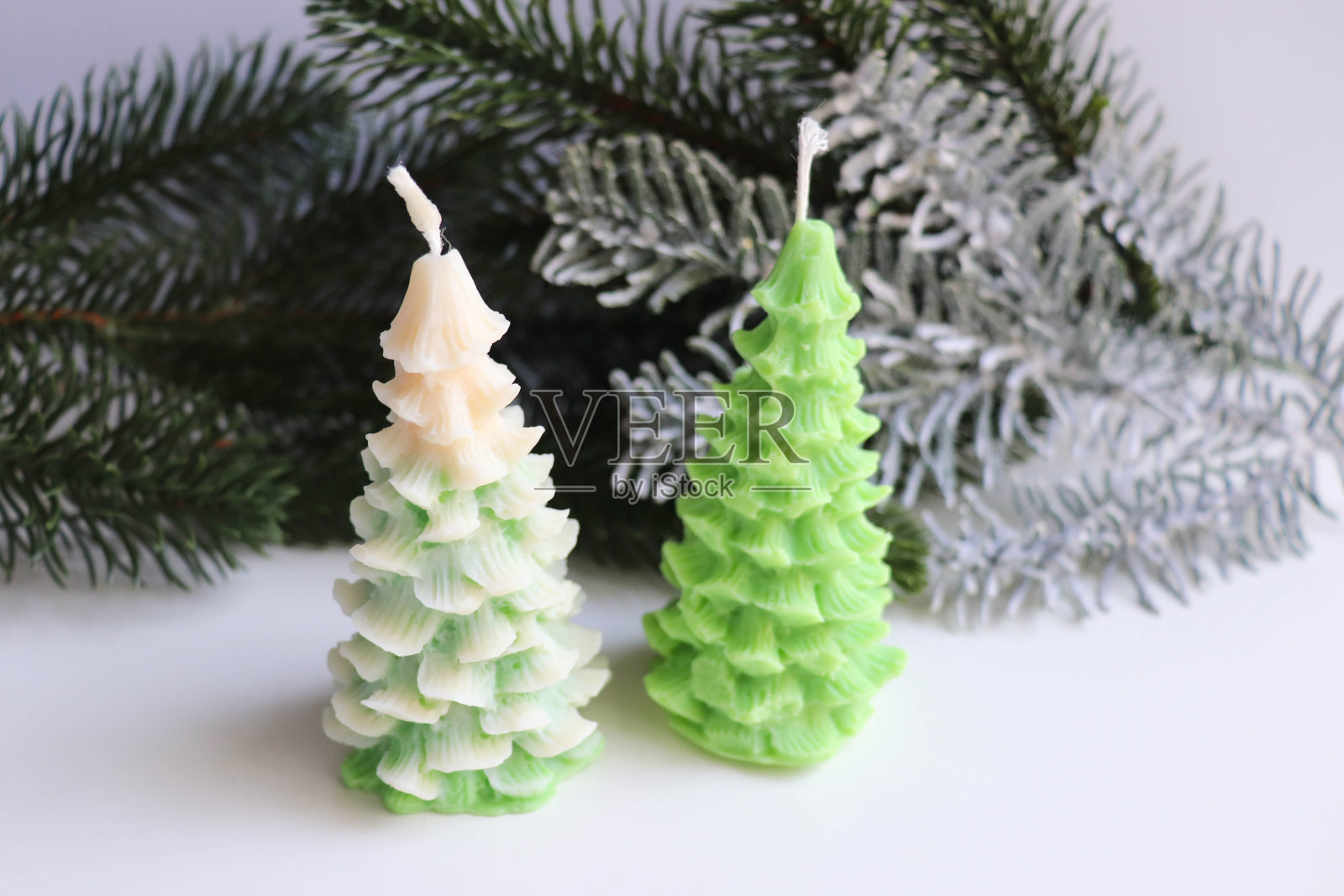 圣诞树形状的蜡烛和橘子照片摄影图片