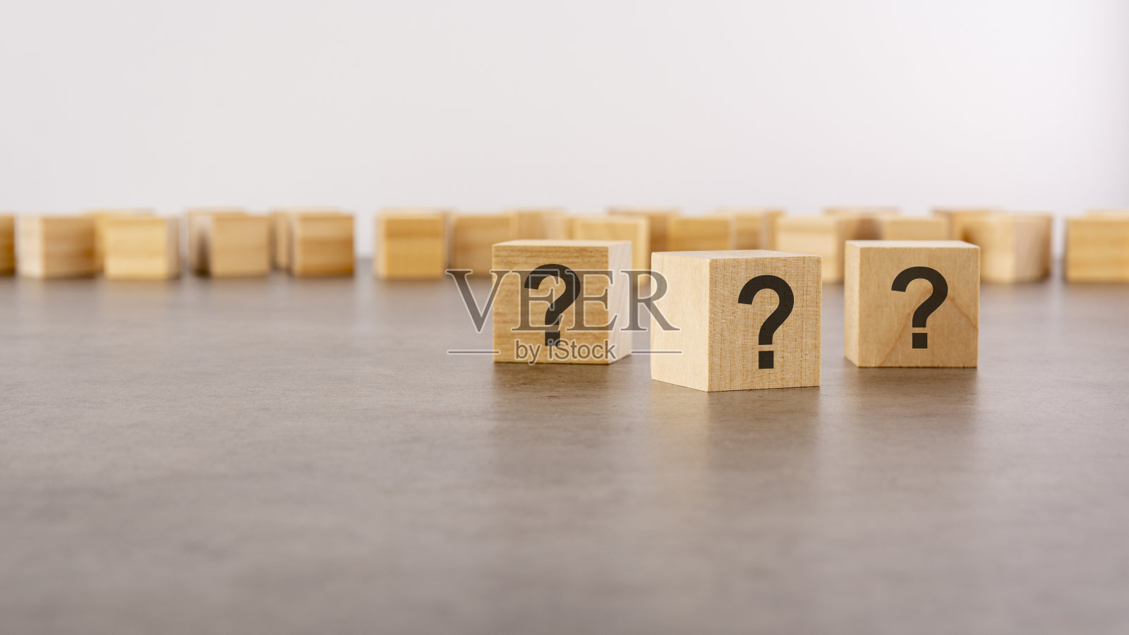 木制背景带问号的立方体。空间的文本照片摄影图片