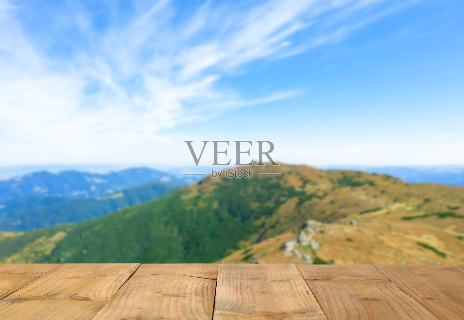 空旷的木面，阳光明媚的山景。空间设计照片摄影图片