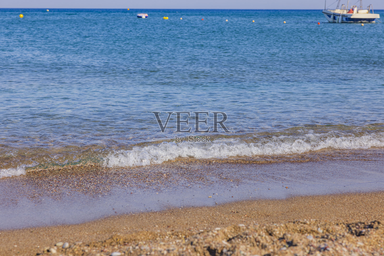 美丽的地中海海景，沙滩上翻滚的海浪。希腊。照片摄影图片