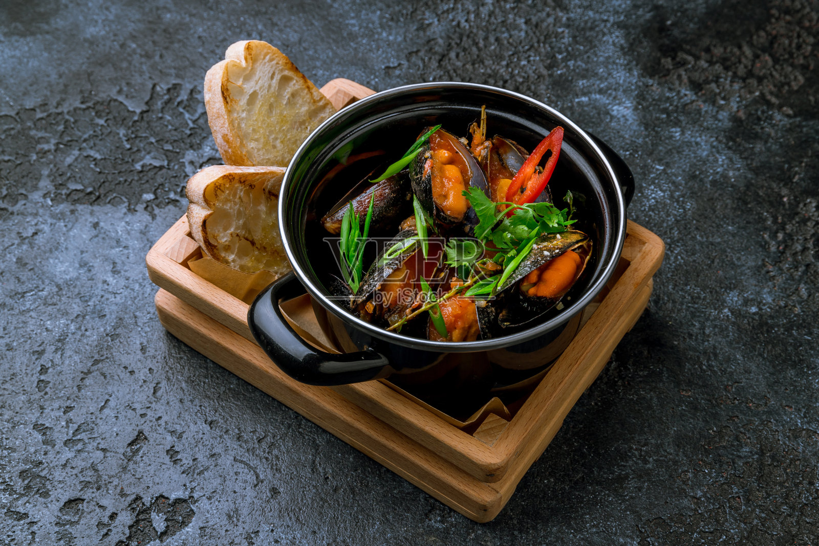 青口汤汁，黑碗辣椒照片摄影图片