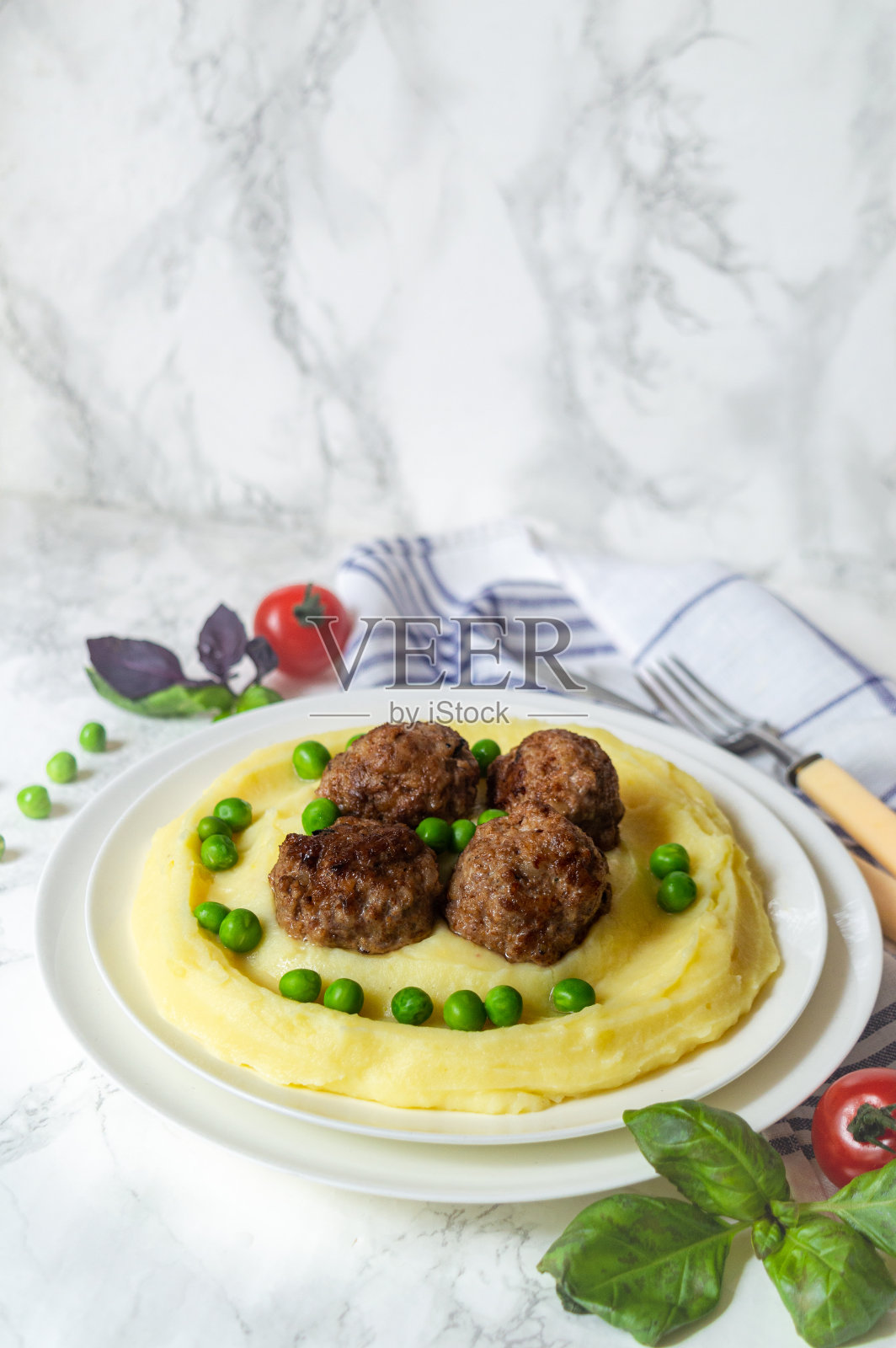 炸肉排配土豆泥。油炸肉丸照片摄影图片