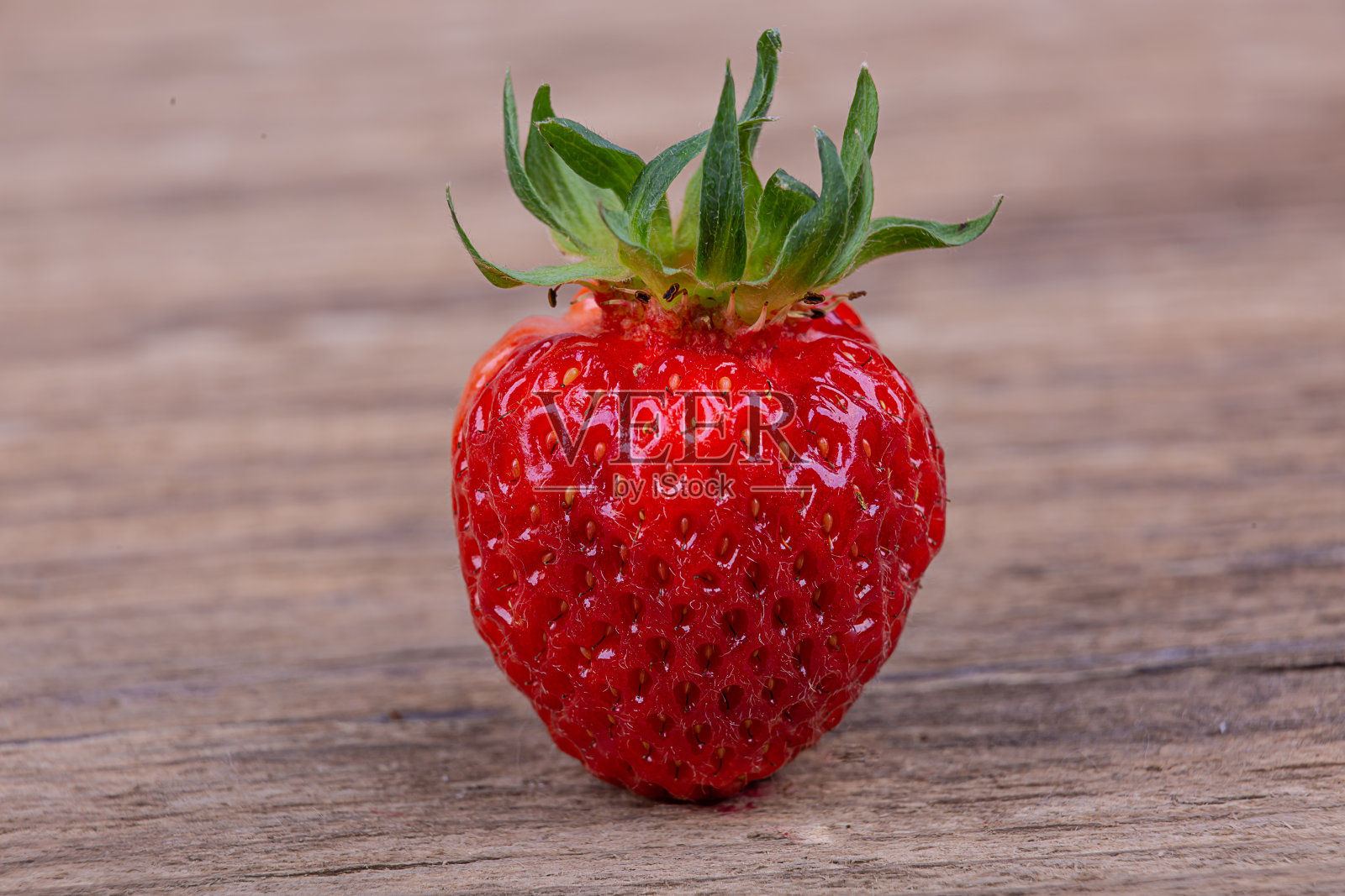 成熟的草莓浆果在木制背景，微距摄影照片摄影图片