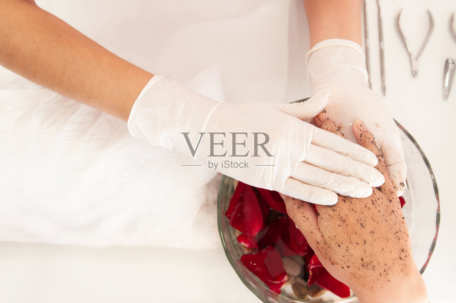 专业美甲师为客户洗手，为客户去角质，美甲理念。照片摄影图片