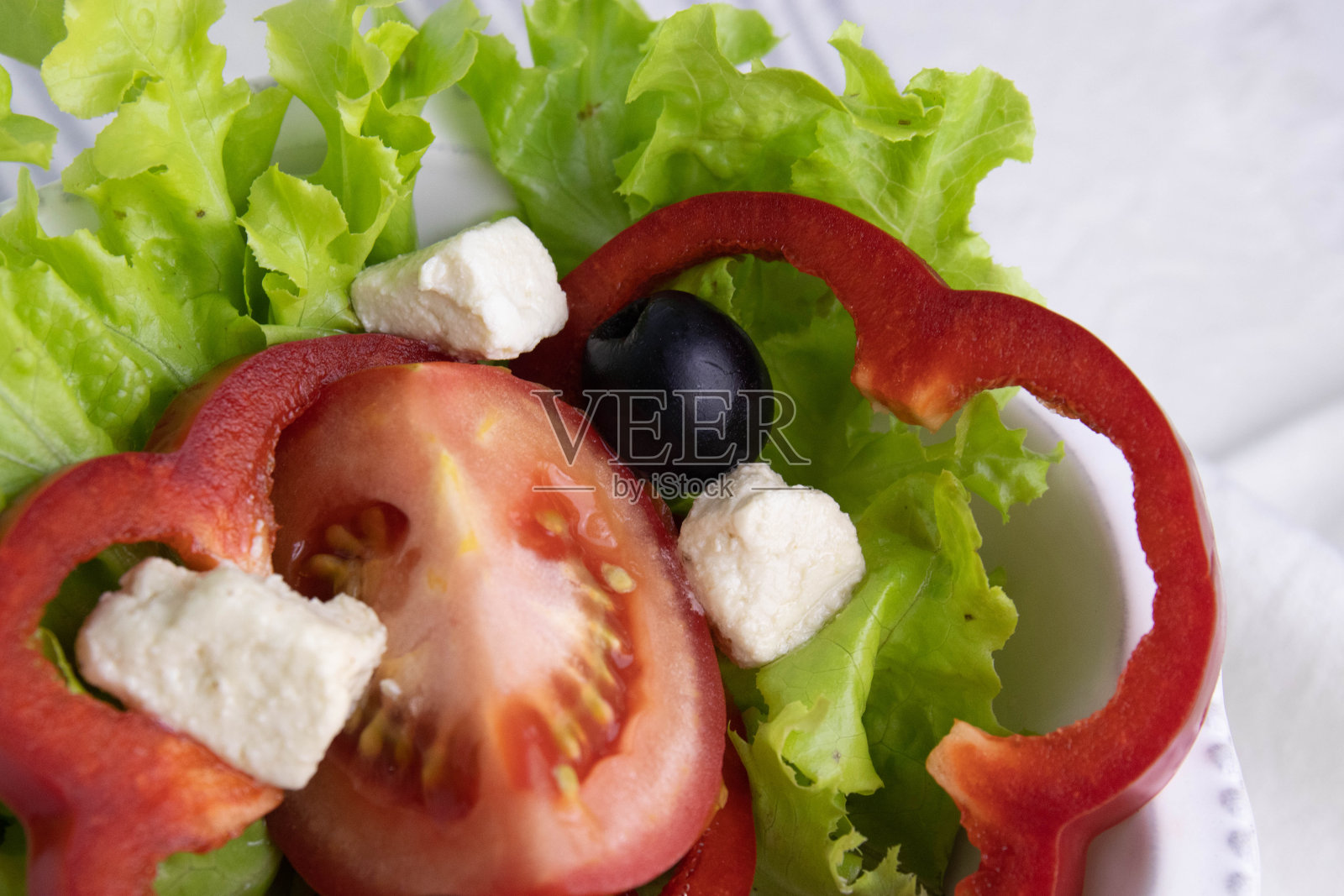 白色碗里的希腊沙拉照片摄影图片