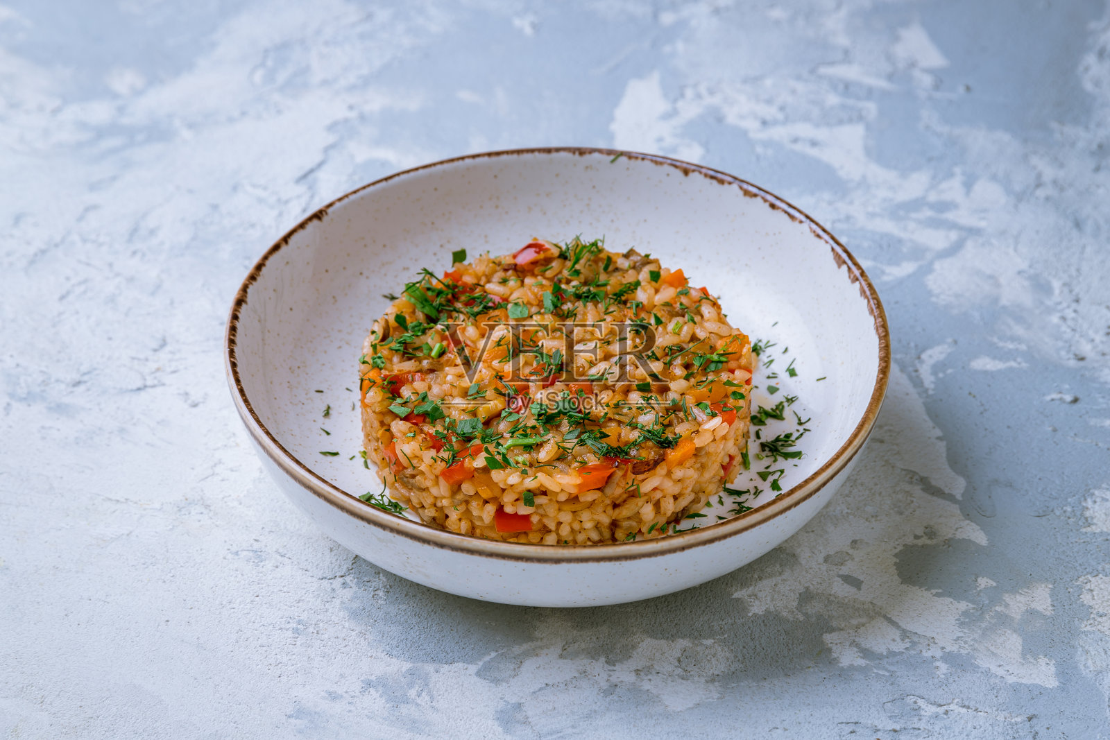 米饭和蔬菜盘子放在白色的混凝土桌子上照片摄影图片