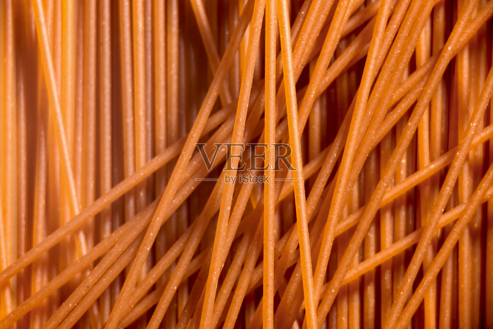 以意大利菜为背景的意大利面线条，生红甜椒意大利面照片摄影图片