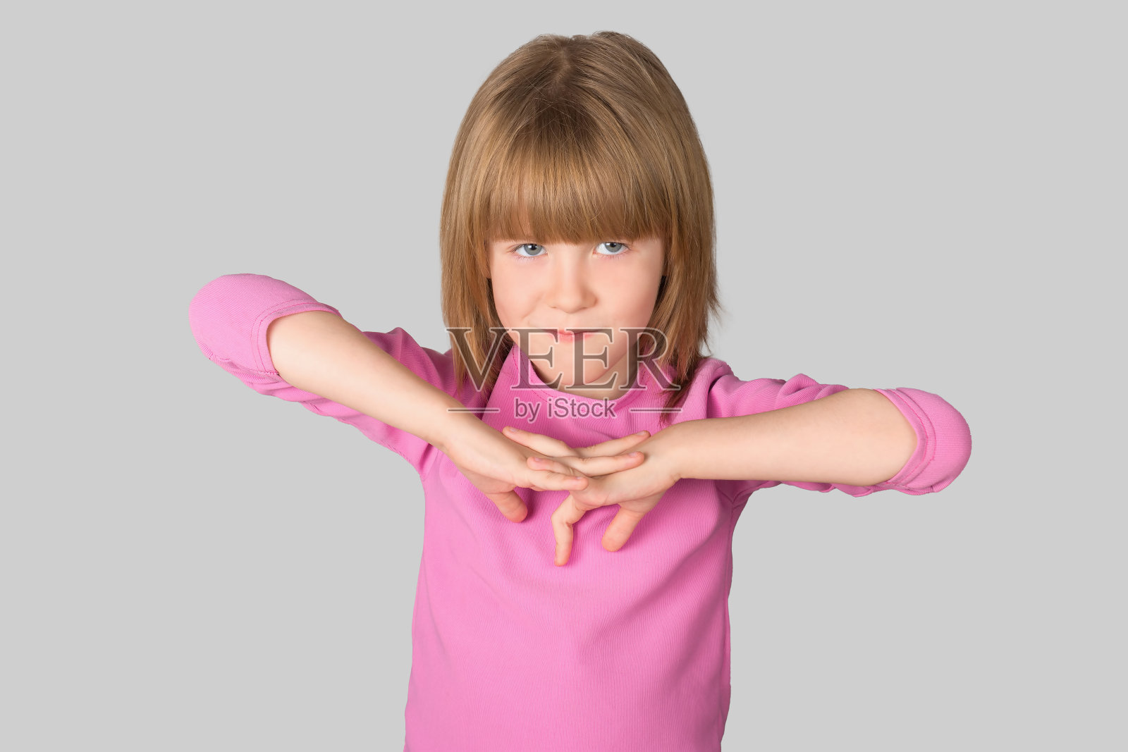 一个小女孩的概念肖像，脸上带着困惑的表情，一种紧张的表情。照片摄影图片