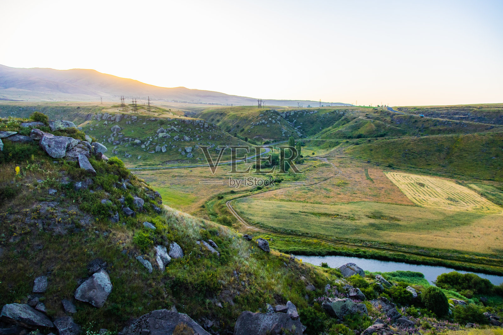 夏天山绿草蓝天的景观照片摄影图片