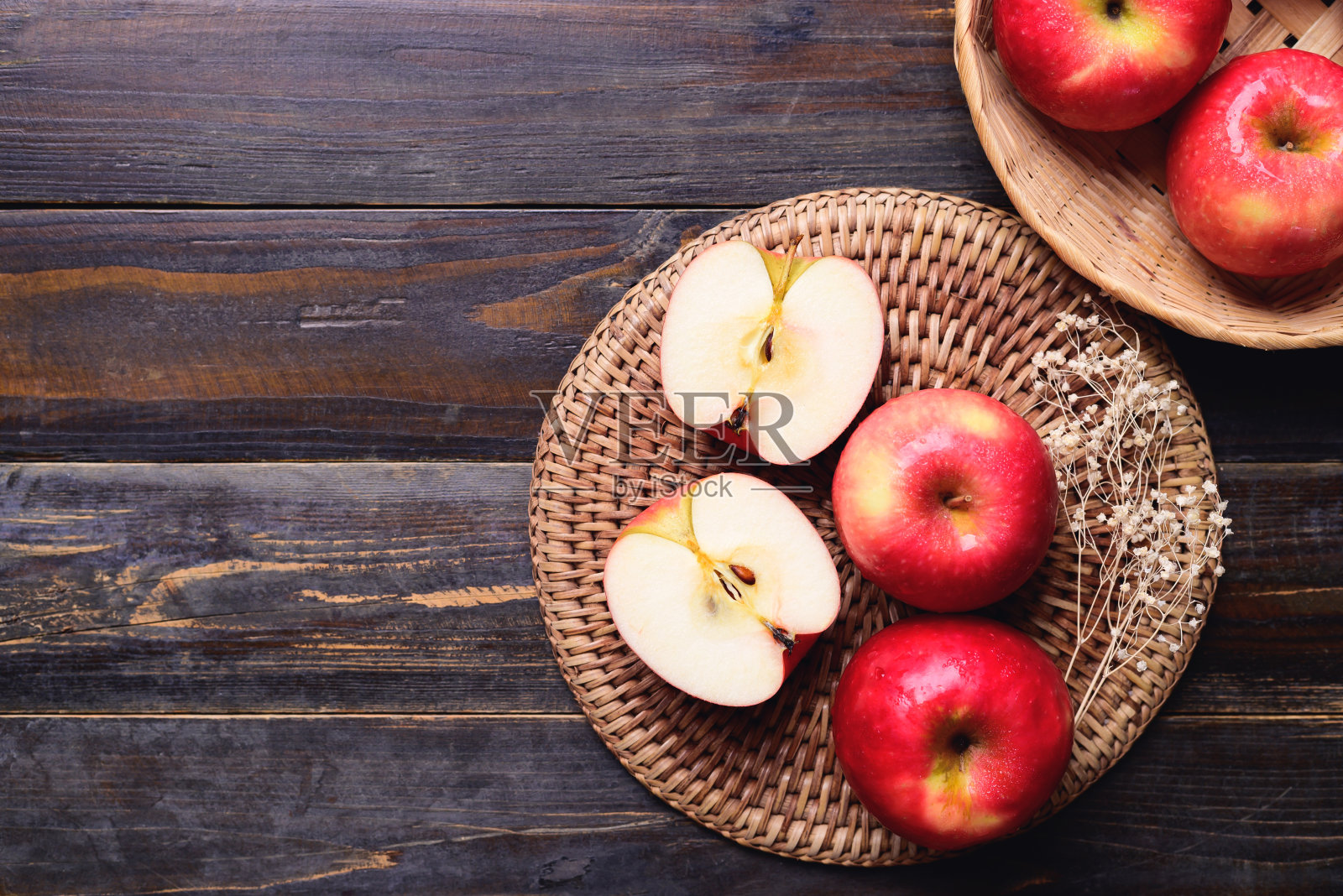 红色的苹果水果在木制的背景照片摄影图片