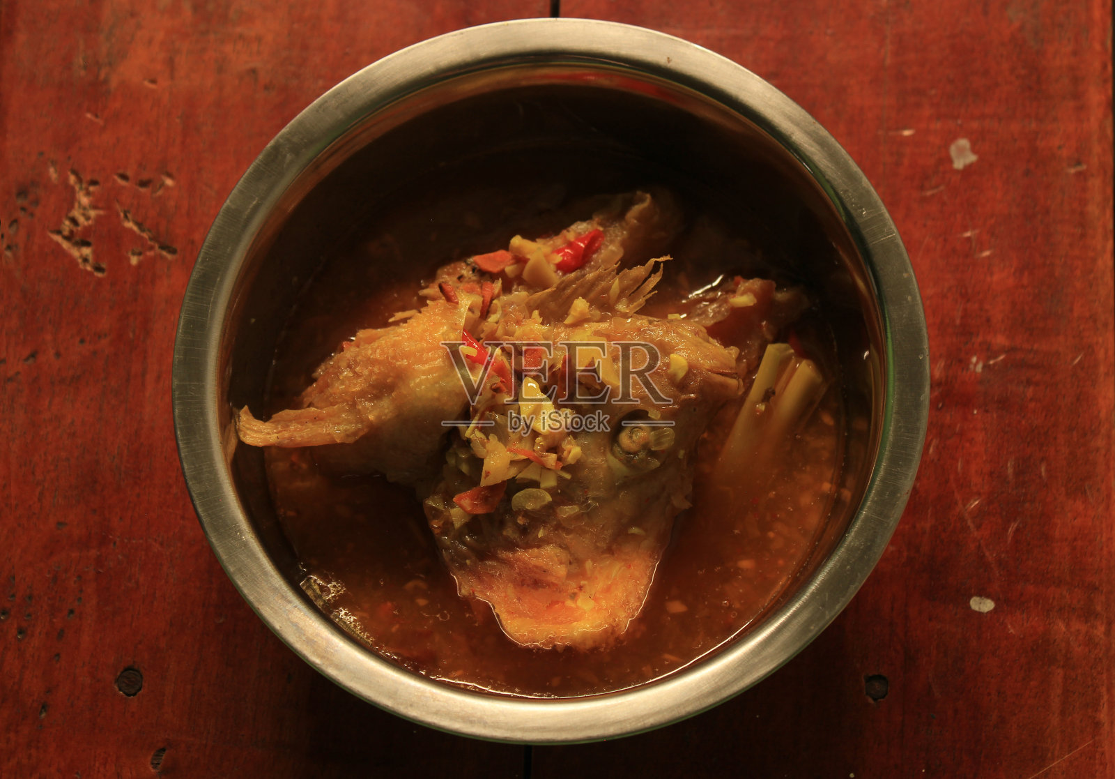 红酱罗非鱼照片摄影图片