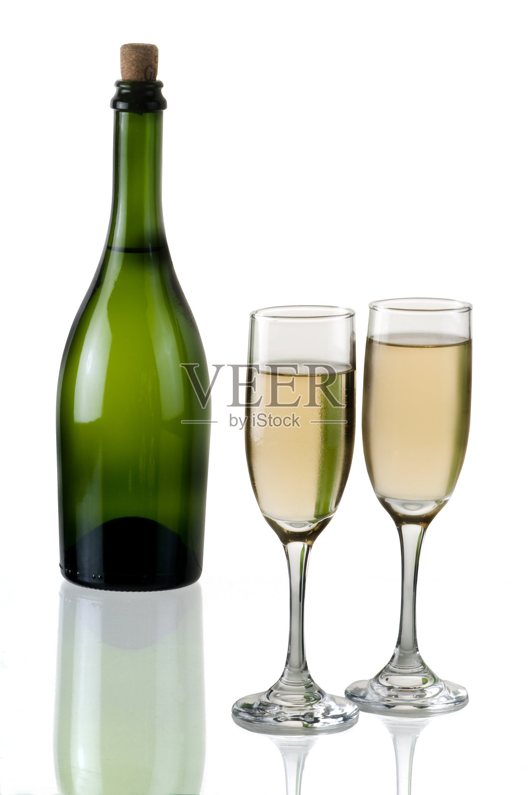 一瓶香槟和玻璃杯照片摄影图片