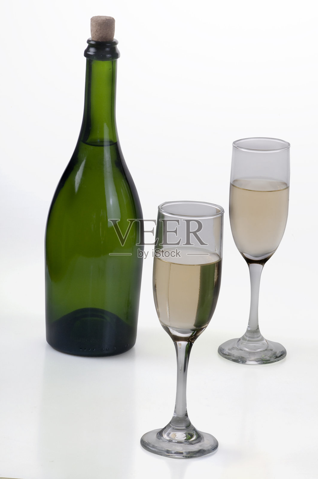 一瓶香槟和玻璃杯照片摄影图片