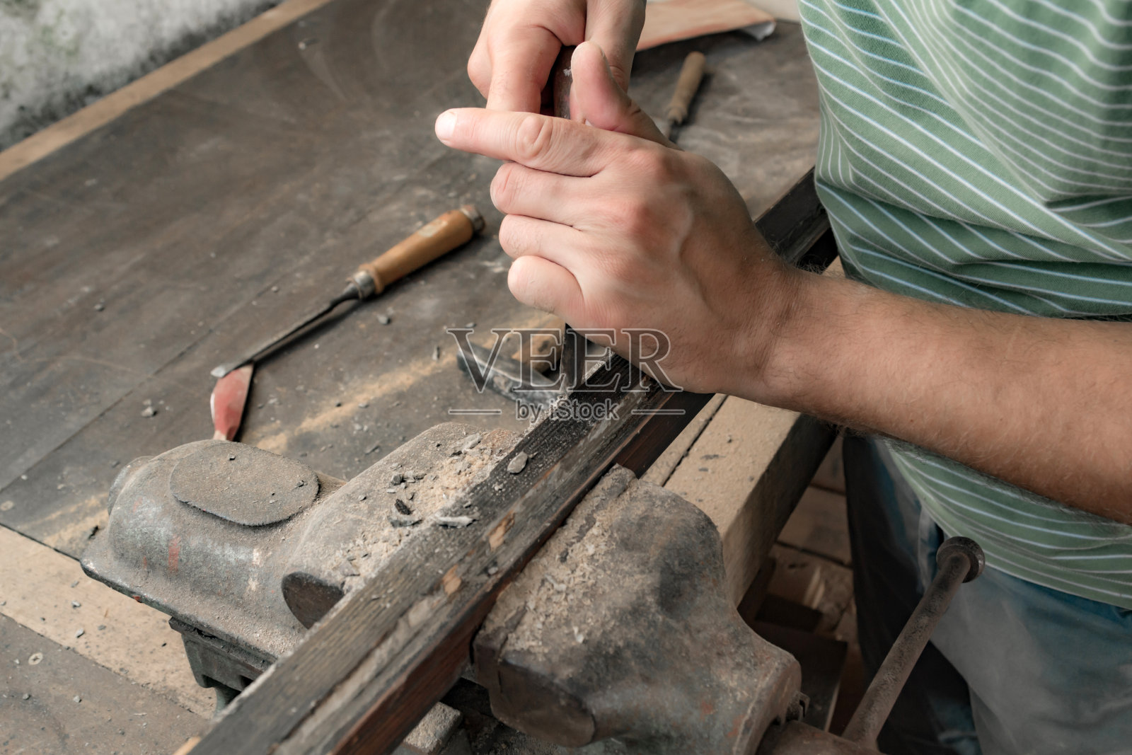 人组装家具和修理它-爱好车库概念。照片摄影图片