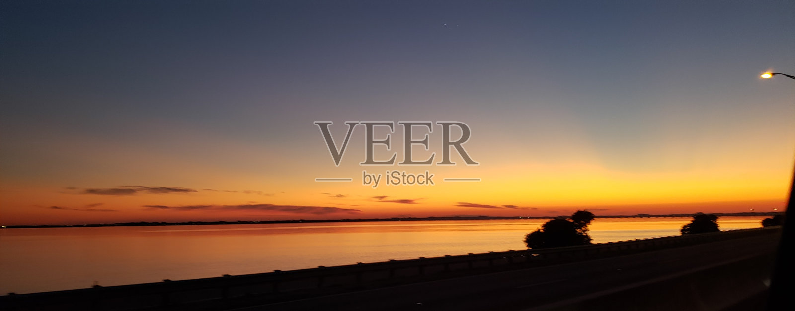 水上的日落照片摄影图片