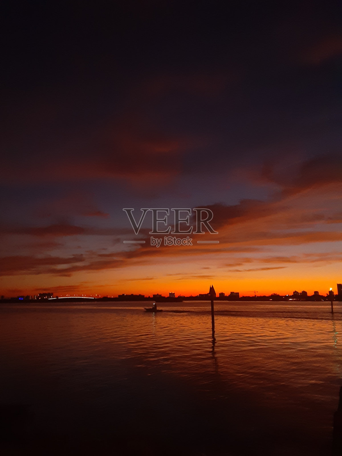 水上的日落照片摄影图片