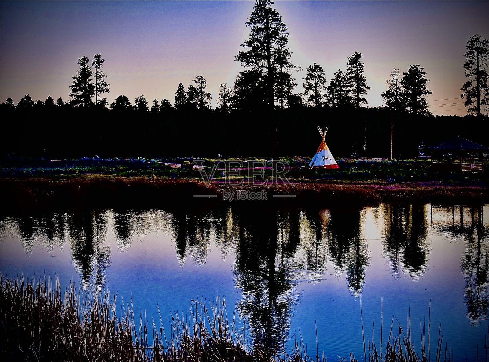 湖上的印第安帐篷照片摄影图片