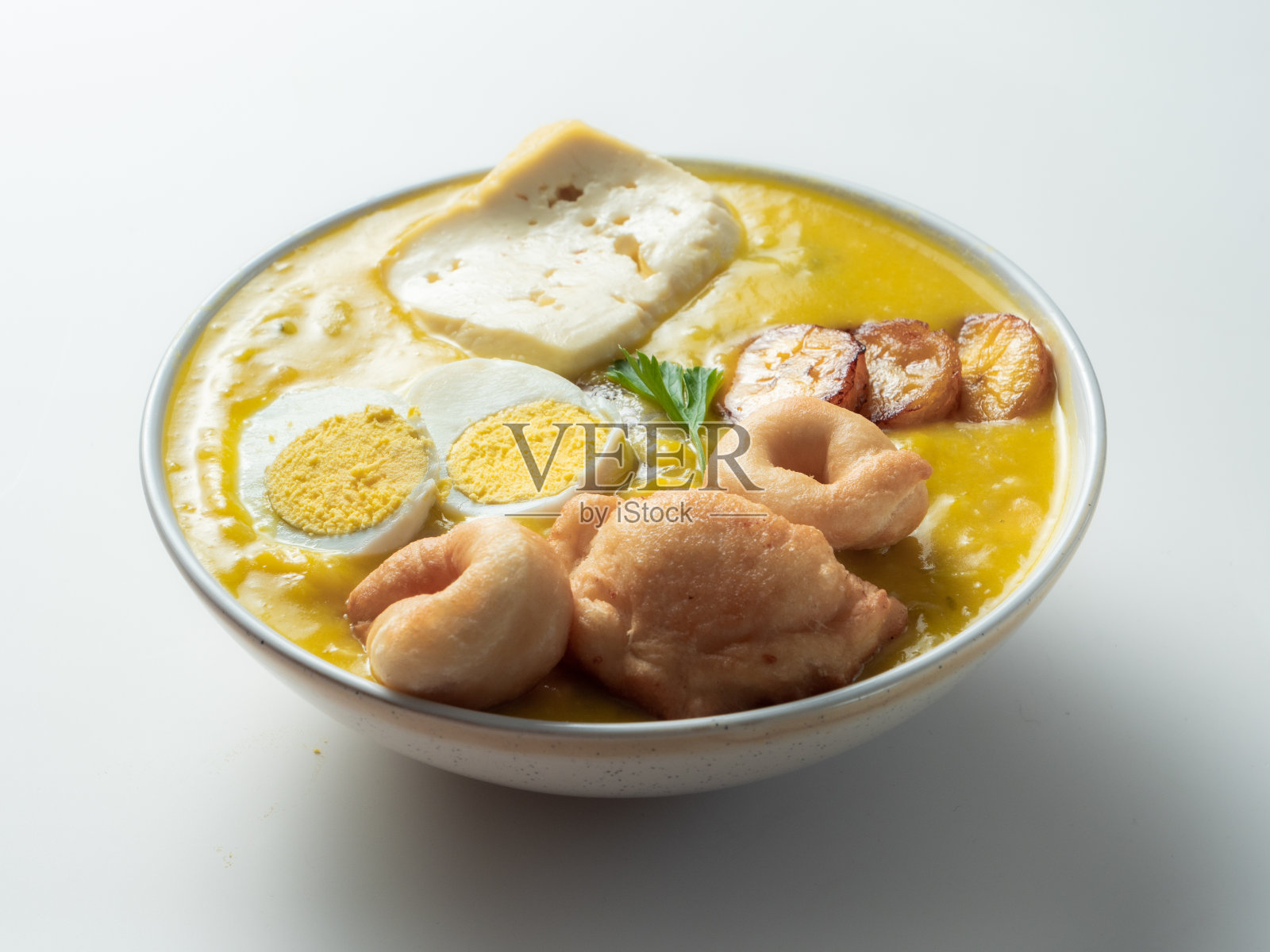 这道菜是厄瓜多尔传统的亡灵节菜肴，以白色为背景。照片摄影图片